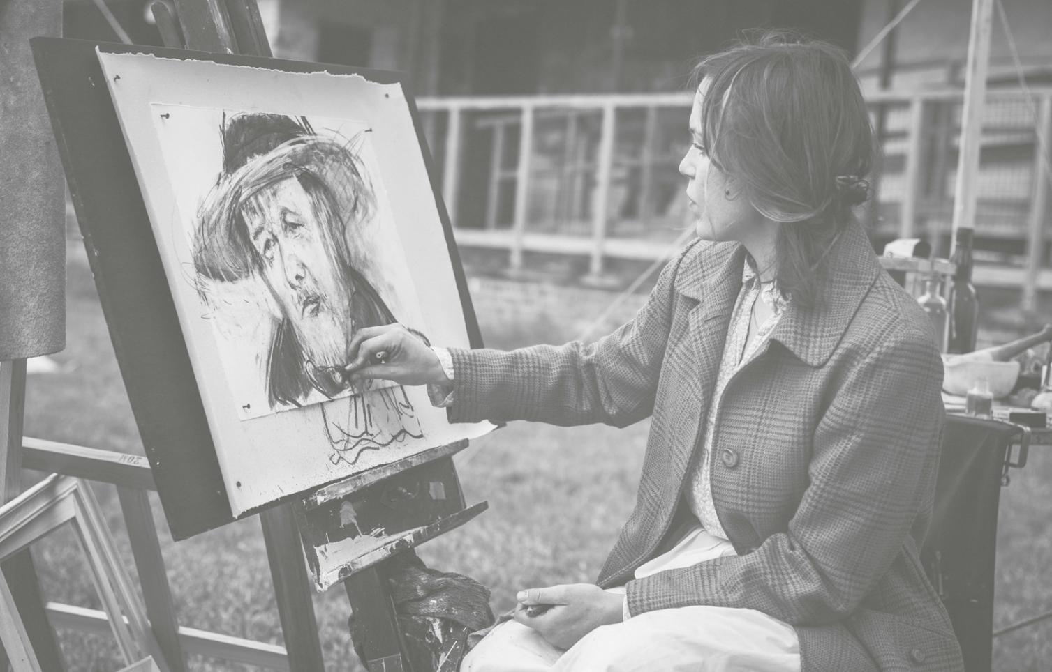 Farbmischung und Pinsel auf einer Künstlerpalette mit verschiedenen Farbtönen