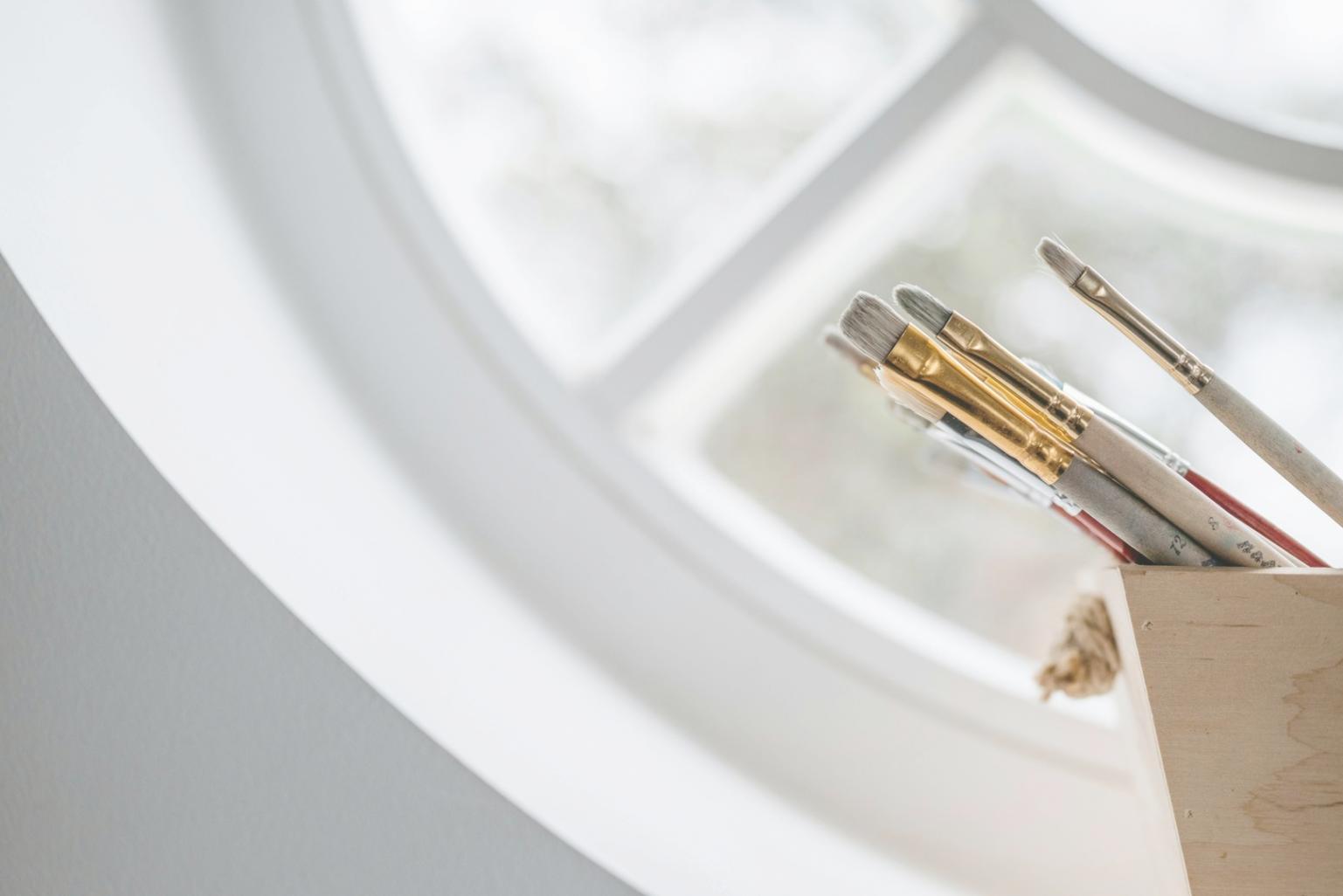 Farbtheorie-Übungen mit verschiedenen Zeichenmaterialien auf einem Arbeitsplatz